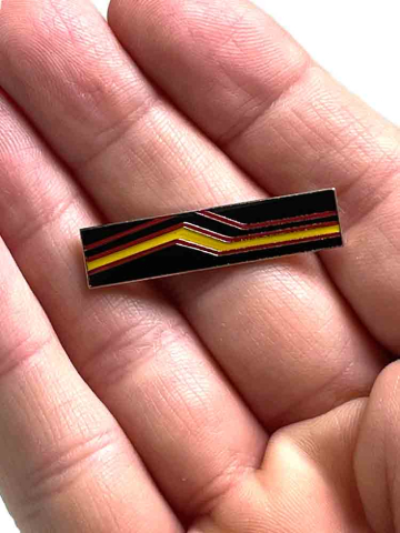 Rubber Pride Flaggen-Anstecker Pin lang 