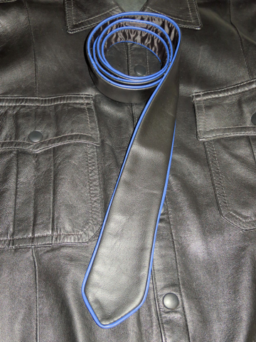 Lederkrawatte breit mit BLAUER Paspel  2